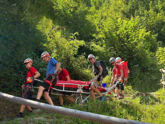 Die Bergrettung Mayrhofen rückte zum anspruchsvollen Klettersteig aus, um die verletzte 37-jährige Engländerin aus der Wand zu bergen. | Foto: Zoom.Tirol