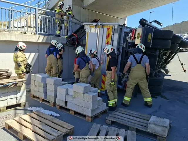 Ein spektakulärer Verkehrsunfall hat am Freitagvormittag in Steindorf für einen stundenlangen Feuerwehreinsatz gesorgt. Ein Lastwagen kippte nach der Kollision seines Ladekrans mit einer Bahnunterführung auf die Seite.  | Foto: FF Straßwalchen