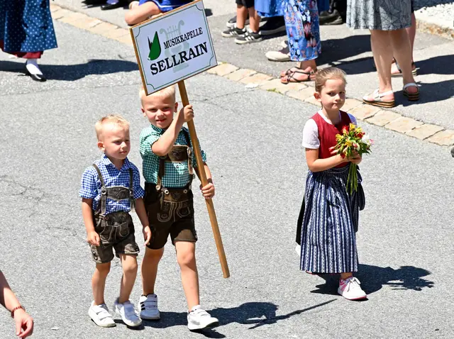 Ohne sie gibt es keinen Festmarsch - großes Lob an alle Madln und Buabn, die voran schritten. | Foto: Hassl