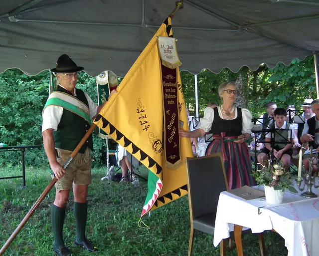 Fähnrich Willi Schasching und Fahnenpatin Brigitte Spitzer. | Foto: Kranzlschützenverein Ebensee