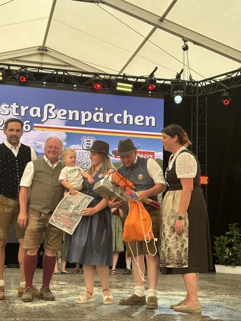 Dritter wurden Anja Wassertheurer und Andreas Reibnegger. Ihnen folgen allerdings alle Herzen zu - machte Andreas seiner Anja doch mitten während der Bühnenpräsentation einen Heiratsantrag, den sie freudig annahm. | Foto: MeinBezirk.at/Astrid Siebert