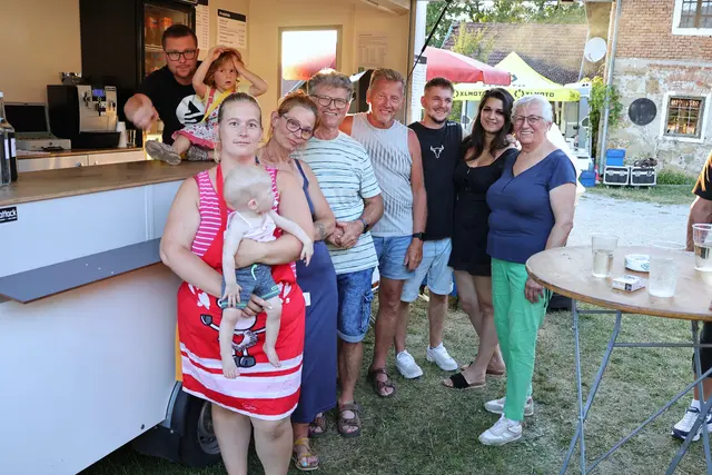 Organisationsteam und Mithelfer. v.l.n.r. Rudolf, Lara und Emma Krieger, Boglarka Bolla Zsofia,H. Hercz, Ferenc Hercz, Roman Reitzinger, János Rácz, Cintia Orsós und Christine Posch.
 | Foto: Franz Putz