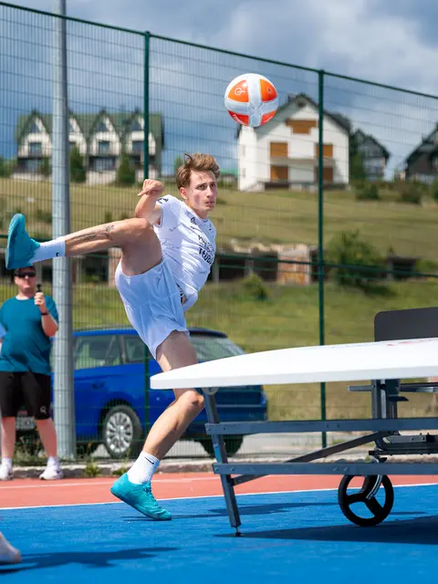 Alexander Hamm spielte beim Teqball-Turnier der Adriatic Teqball League in Montenegro groß auf und holte zweimal den fünften Platz. | Foto: adria_teq