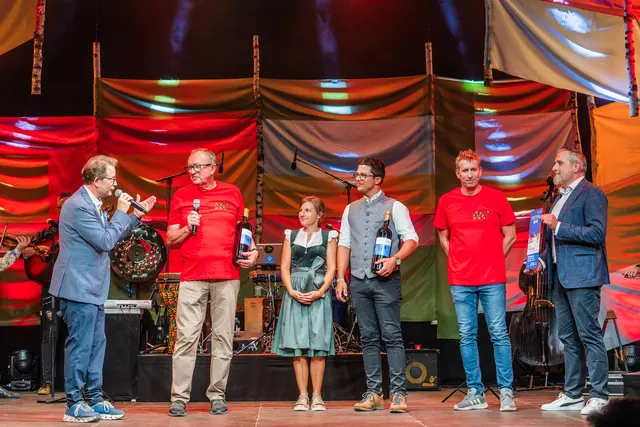 Der heurige Festivalwein des Winzers Roland Freytag aus Obernalb wurde zusammen mit der Generali Winzer-Initiative Probus, vertreten durch Landesdirektor Stefan Kopatsch und der Familie Honsig präsentiert.  | Foto: www.mussil.eu