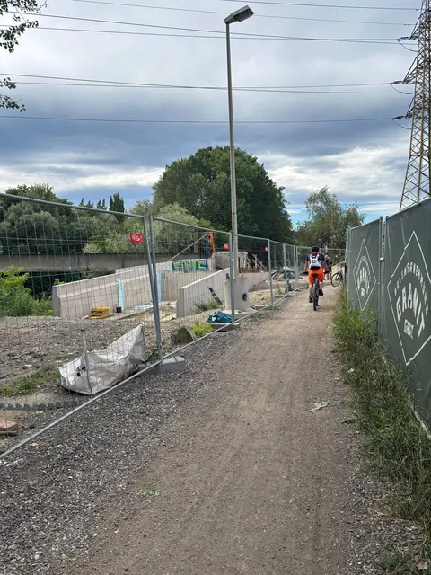 Beim Lokalaugenschein fuhren rund zwei Drittel der Radlerinnen und Radler ohne Absteigen einfach druch.  | Foto: MeinBezirk/Markus Kropac
