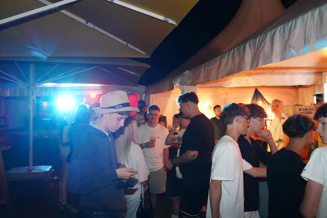 Rund 400 Gäste folgten der Einladung zur siebten Baywatchparty im Weizer Schwimmbad.  | Foto: Junge Stadt Weiz