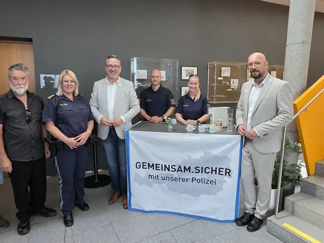Von links: Zivilschutzbeauftragter der Gemeinde Engerwitzdorf Josef Morawetz, Postenkommandantin Anita Grasserbauer, Bürgermeister Christoph Meisinger, Thomas Göschl, Petra Autengruber und Amtsleiter Christian Wildberger. | Foto: Gemeinde Engerwitzdorf