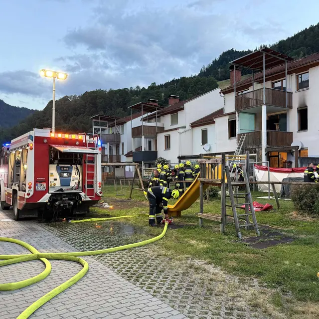 Bei einem Wohnhausbrand in Kalwang standen rund 30 Feuerwehrleute im Einsatz.  | Foto: FF-Mautern/Stefan Riemelmoser