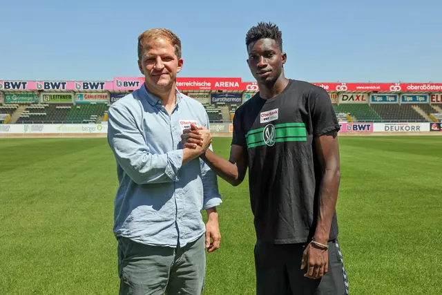 Wolfgang Fiala (Geschäftsführer Sport SV Oberbank Ried) mit Neuzugang Pape Sissoko. | Foto: SVR/Schröckelsberger