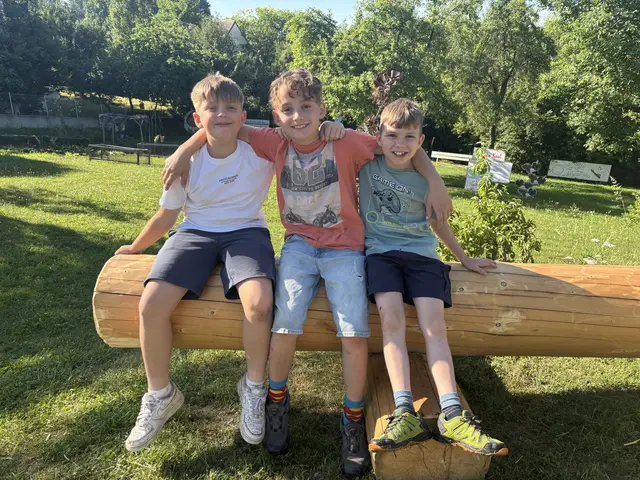 Niklolaus Gruber, Simon Grubmann und Leon Steigele sind seit dem Kindergarten unzertrennlich. Sie spielen oft und gerne zusammen, am liebsten mit Bausteinen. | Foto: Martina Schweller