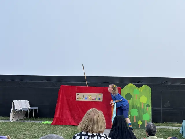 Mit wenigen Requisiten, aber umso mehr Fantasie bewiesen die beiden Künstlerinnen einmal mehr, dass gutes Kindertheater vor allem von lebendigem Spiel, Humor und der Fähigkeit lebt, das Publikum in eine andere Welt zu entführen. | Foto: sg