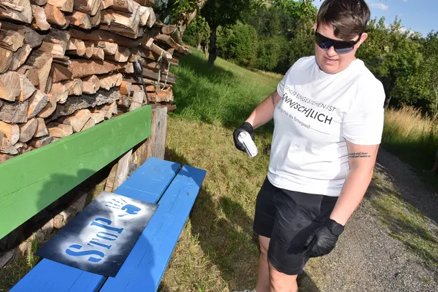 StoP Gewalt Parkbänke in Pabneukirchen neu besprüht und eine vierte Bank aufgestellt.  | Foto: Zinterhof