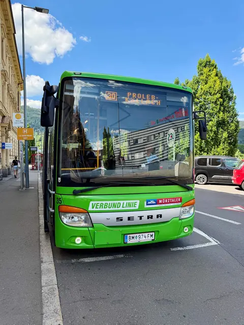 Ein Bus steht bei der Haltestelle