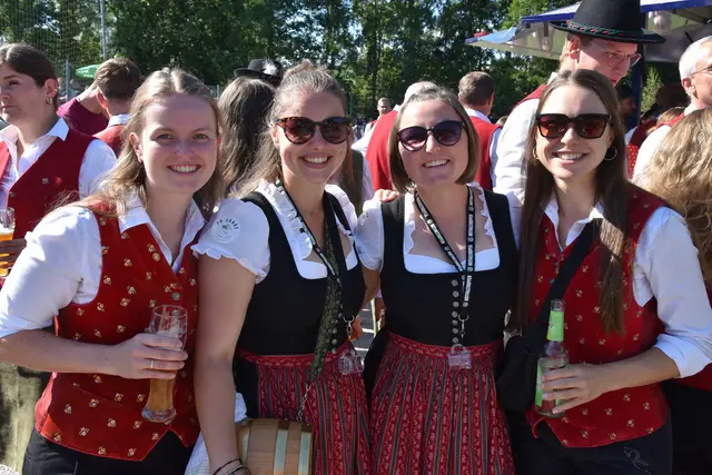 Laura, Agnes, Anna und Hanna haben die Marschwertung schon abgelegt und es geht zum Feiern. | Foto: Alois Braid / zema.medien.de