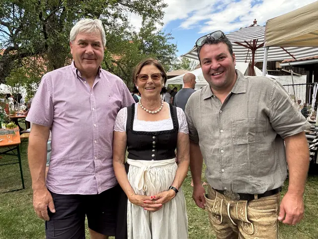 Unterhielten sich prächtig: Veranstalterin Theresia Heigl-Tötsch mit Bürgermeister Josef Fischer (r.) und Altbürgermeister Karl Schauer | Foto: MeinBezirk/Waltraud Fischer