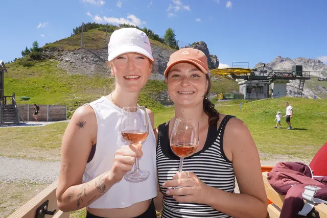 Julia Rachbauer und Stefanie Schuchter waren zum ersten Mal im Wanderzentrum Schlick 2000 unterwegs und zeigten sich begeistert. | Foto: Kainz