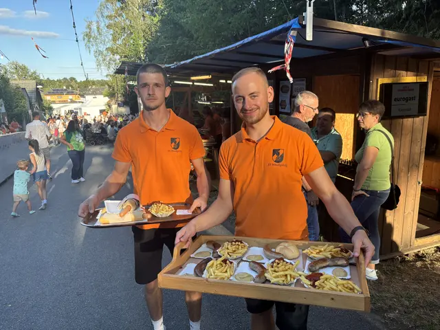 Unter anderem Lukas Fuchs und Benedikt Wimmer waren fleißig mit Essen und unterwegs | Foto: Daniel Schmidt