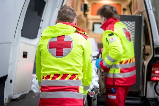 Ein 28-Jähriger soll dabei auf einen einschreitenden Beamten sowie im Rettungswagen auf den Rettungssanitäter losgegangen sein. (Symbolfoto)  | Foto: Bernhard Knaus
