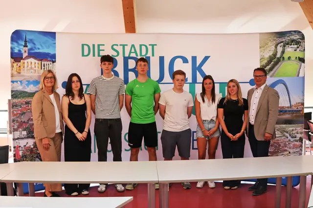 Bürgermeisterin Susanne Kaltenegger (l.) und Stadtamtsdirektor Markus Hödl (r.) begrüßten die Ferialpraktikanten in der Stadtverwaltung. | Foto: Stadt Bruck