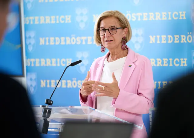 "Wir schaffen konkrete Ergebnisse, die von einer breiten Mehrheit getragen werden: Seit Beginn dieser Gesetzgebungsperiode haben wir rund 3.600 Beschlüsse gefasst – 97,5 Prozent davon einstimmig. Allein heuer waren es bereits 522 Sitzungsakte, von denen 98 Prozent einstimmig beschlossen wurden. Das zeigt: Wir packen auch die heißen Eisen an und setzen um.“ betont Landeshauptfrau Johanna Mikl-Leitner.  | Foto: NLK