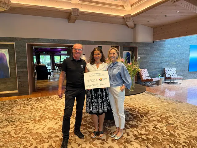 Sepp Altenberger (Hotel Krallerhof), Renate Pölzleitner (Verein „Loigom hoit zomm“) und Waldtraud Altenberger (Hotel Krallerhof)  | Foto: Hotel Krallerhof