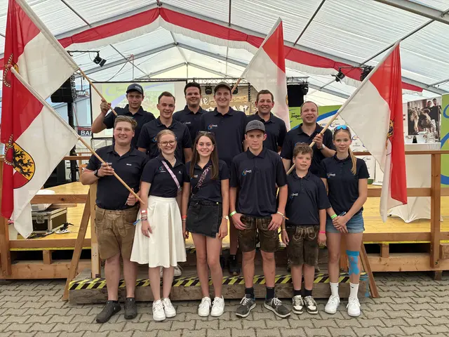 Die Landjugend Salzburg wurde von neun motivierten Mäherinnen und Mäher vertreten. (hinten v.l.n.r.: Alexander Ramsauer, Landesleiter Noah Fischer, Martin Fuchs, Franz Tanner, Hannes Loiperdinger, Matthias Huber, vorne v.l.n.r.: Landesleiter Stv. Michael Hollaus, Mannschaftsbetreuerin &amp; Geschäftsführerin Theresa König, Sonja Mühlbacher, Thomas Mühlbacher, Sebastian Welkhammer, Annelie Welkhammer) | Foto: Barbara Stipper, Landjugend Salzburg