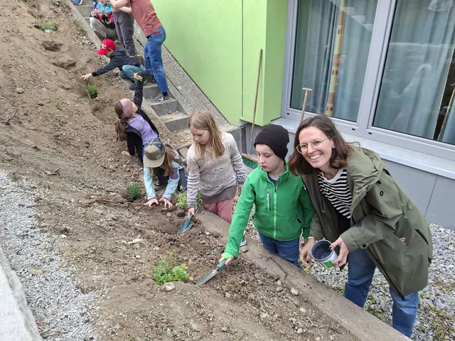 Die Schüler der Volksschule St. Oswald erleben die Natur hautnah am Klimaacker. | Foto: VS St. Oswald