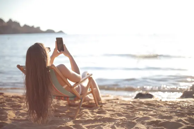 Laut einer Umfrage wünschen sich rund zwei Drittel der Österreicher im Sommerurlaub weniger Bildschirmzeit und möchten das Smartphone am Strand öfter links liegen lassen. Die Sehnsucht nach einem "Digital Detox" im Urlaub ist groß, um die freie Zeit wieder analog zu genießen.  | Foto: Andrea Piacquadio
