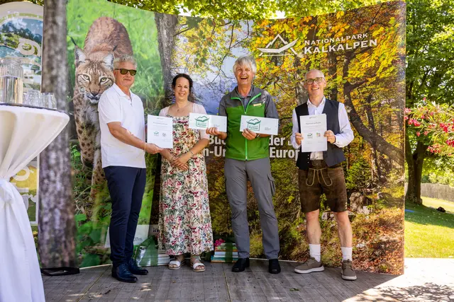 Bei der Unterzeichnung der Partnerschaftsurkunden, v.l.: Bernhard Fahrngruber (Direktor VS Großraming), Linda Garstenauer (VS Großraming), Nationalpark Direktor Josef Forstinger und Gerhard Garstenauer (Direktor MS Großraming) | Foto: Gemeinde Großraming
