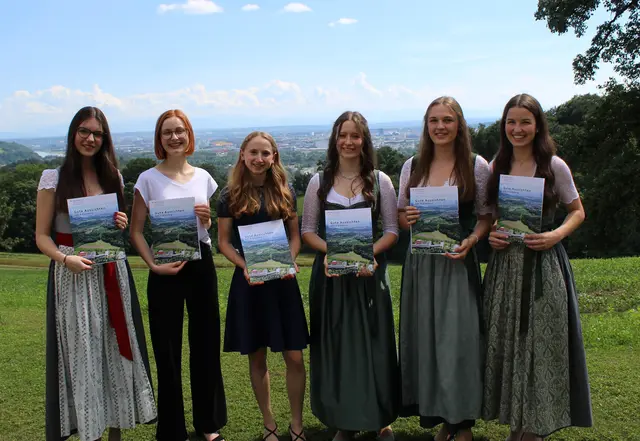  Lisa Wiesinger aus Eberschwang (r.) zählt zu jenen sechs Maturantinnen, die sich über einen ausgezeichneten Erfolg freuen dürfen. | Foto: HBLA Elmberg (pr Team)
