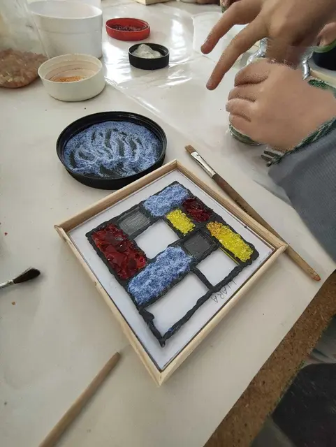 Die Mädchen und Buben der zweiten Klasse der Volksschule Arbing fertigten mit ihrem Lehrer Johann Hunstorfer Glasbilder nach dem Vorbild des berühmten Künstlers Piet Mondrian an. | Foto: Hunstorfer