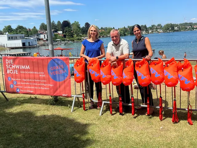 v.l.n.r., Sabine Kaulich (KFV), Michael Lampel (Bürgermeister Neufeld an der Leitha) und Daniela Stoll (Geschäftsführerin Neufelder Seebetriebe GmbH) bei der Präsentation der zehn Schwimmbojen. | Foto: Neufelder Seebetriebe GmbH 
