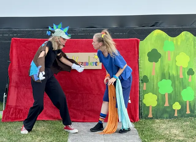 Mit wenigen Requisiten, aber umso mehr Fantasie bewiesen die beiden Künstlerinnen einmal mehr, dass gutes Kindertheater vor allem von lebendigem Spiel, Humor und der Fähigkeit lebt, das Publikum in eine andere Welt zu entführen. | Foto: sg