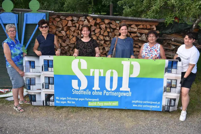 StoP Gewalt Parkbänke in Pabneukirchen neu besprüht und eine vierte Bank aufgestellt.  | Foto: Zinterhof