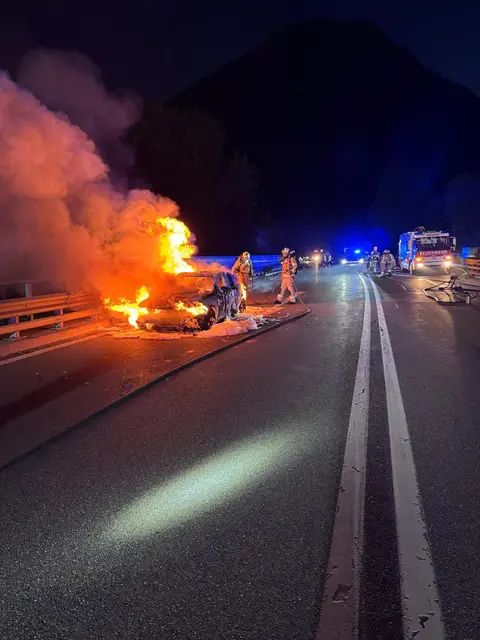 Auf der A12 bei Langkampfen geriet am Sonntagabend ein Pkw in Vollbrand. Die FF Kufstein konnte das Fahrzeug löschen – am Pkw entstand Totalschaden. | Foto: ZOOM.Tirol