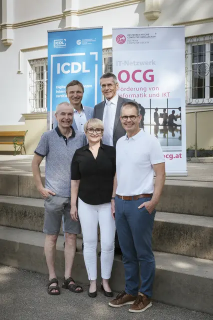 1. Reihe von links: Hermann Kogler und Michaela Münich vom ICDL-Lehrerinnenteam der MS St. Anna mit Direktor Sebastian Ragl. Dahinter: OCG-Generalesekretär Ronald Bieber (links) und OCG-Präsident Wilfried Seyruck. | Foto: Sabine Kneidinger