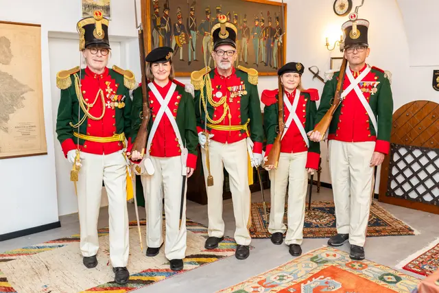Erstmals können auch Frauen als Gardistinnen Teil der Villacher Bürgergarde werden – mit derselben Uniform, Ausrüstung und Bewaffnung wie ihre männlichen Kameraden. | Foto: Villacher Bürgergarde
