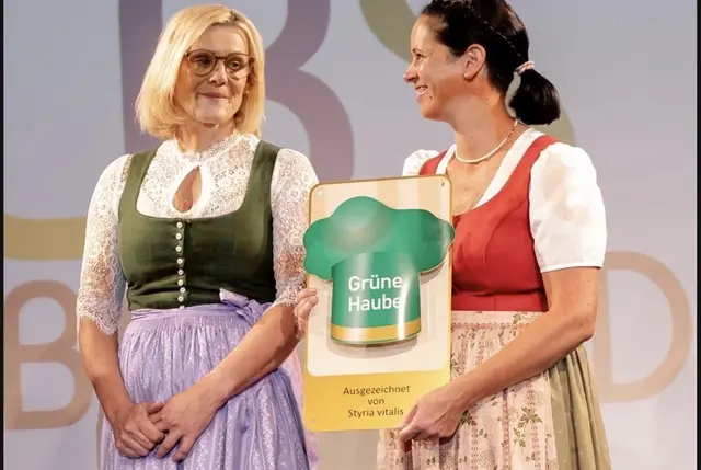 Die "Grüne Haube" als Lohn für die gemeisterten Herausforderungen, eine rundum gesunde und vielfältige Küche im Lehrlingshaus Eibiswald aufzutischen: Küchenleiterin Sabine Koschuch (l.) und Leiterin des Lehrlingshauses Eibiswald Johanna Lampl. | Foto: Alexandra Baier