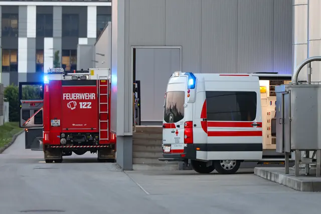 Eine Person wurde in der Großbäckerei von Resch&amp;Frisch in Gunskirchen so eingeklemmt, dass Feuerwehr und Notarzt anrücken mussten.
