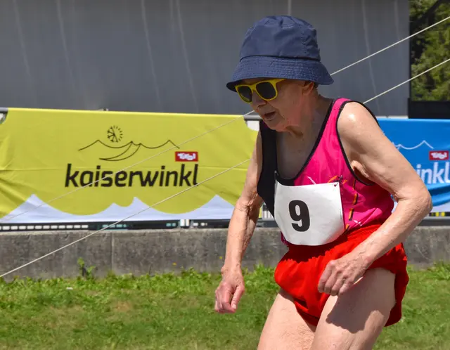 Mit ihren 82 Jahren erklomm Irina Spira die Scheibenwaldhütte.  | Foto: Johanna Bamberger