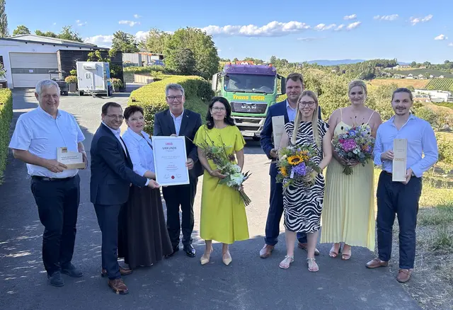 Eine Delegation der Wirtschaftskammer gratulierte Familie Eder zum Jubiläum ihres Transportbetriebs und ihrer Obstpresserei: Hans Dieter Buchinger, Andreas Wirth, Herta Walits-Guttmann, Roman Eder, Heidi Eder, Lukas Eder, Katharina Eder, Barbara Kaufmann, Stephan Schmoliner (von links). | Foto: Wirtschaftskammer