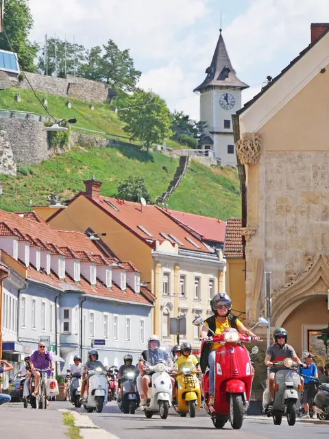 Das legendäre Vespatreffen lockte wieder hunderte Besucherinnen und Besucher in die Stadt Bruck. | Foto: Stadt Bruck/Schneller
