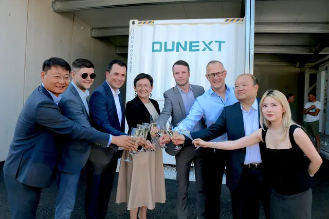 Hongwen Yuan, Gerald Singer, Gerhard Nöhmer, Manuela Gschwandtner, Eugen Schellnast, Thomas Hofer, Philip Chen und Karen Cai (v.l.) feiern die Eröffnung des Batteriespeichers. | Foto: MeinBezirk/Rabl