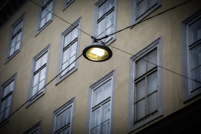 Im Forscheritspark werden die bisheringen Seilhängeleuchten durch energiesparende LED-Leuchten ersetzt. (Symbolbild) | Foto: PID/Christian Fürthner