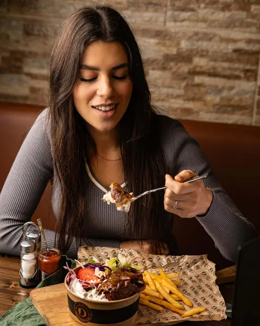 Bei Duru wird das Fleisch täglich am Morgen noch eigenhändig auf den Spieß gesteckt.  | Foto: Duru Kebab