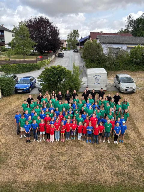 ´Die Teilnehmer der Taktmanufaktur, der Tonwerkstatt und der Klangschmiede mit dem Lehrerteam der Musikfabrik. | Foto: NÖBV Horn-Waidhofen