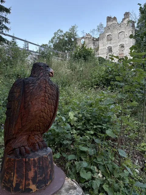 Beeindruckende Holzfiguren kann man entlang des Märchenweges in Anger bewundern.