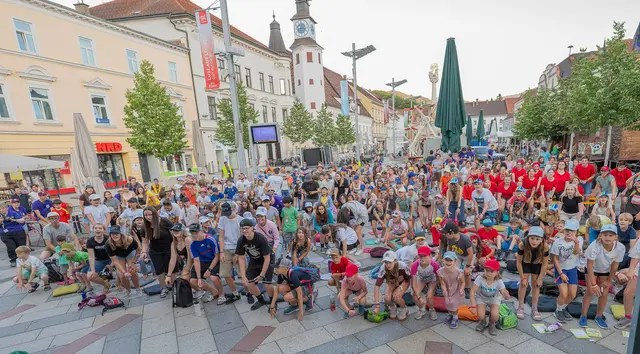 Eine riesige Gruppe an Kindern versammelt sich am leobener Hauptplatz
