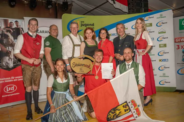 Michael Wallaberger (sitzend M.) gewinnt den Bundesentscheid in der Kategorie "Burschen Klasse 1". | Foto: Landjugend OÖ