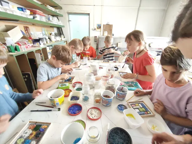 Die Mädchen und Buben der zweiten Klasse der Volksschule Arbing fertigten mit ihrem Lehrer Johann Hunstorfer Glasbilder nach dem Vorbild des berühmten Künstlers Piet Mondrian an. | Foto: Hunstorfer